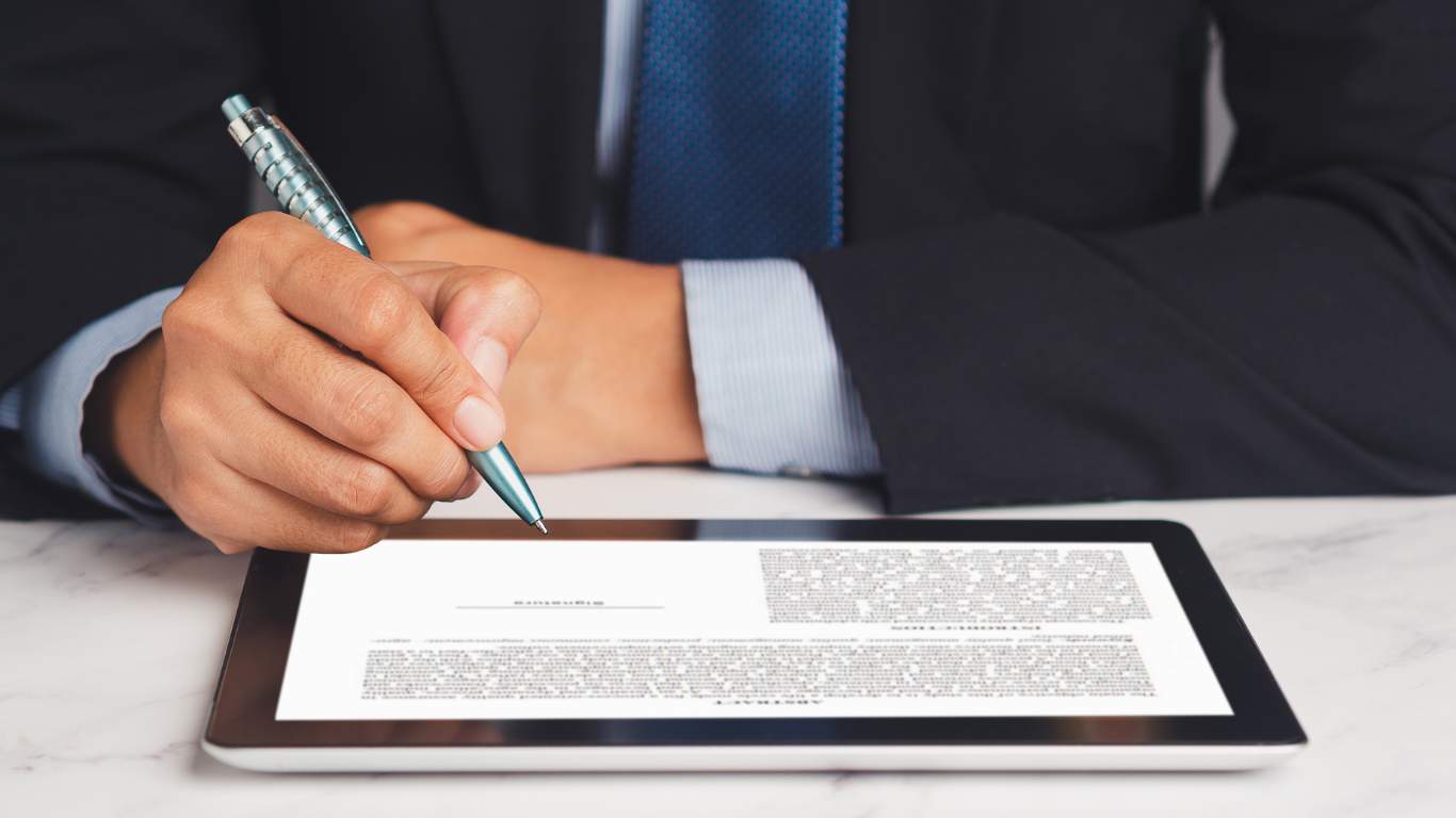 Így könnyítse meg az év eleji (tömeges) munkaszerződés-módosítások kiküldését és aláírattatását